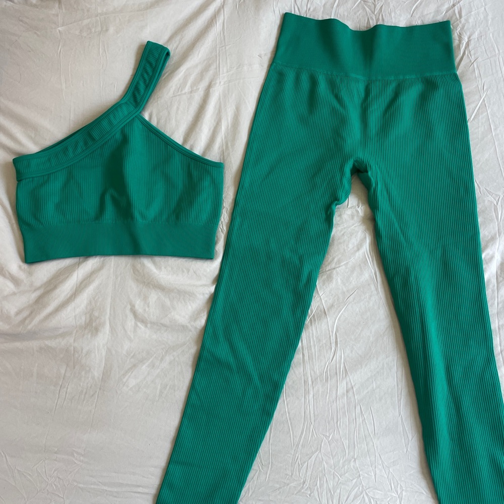 Amazon Green Leggings and Top Set